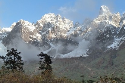 The view of mountains before Nango La pass